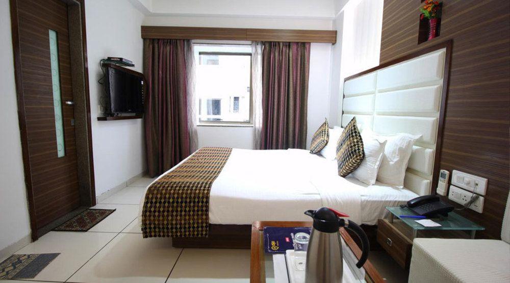 Atithi The Hotel Ahmedabad Buitenkant foto