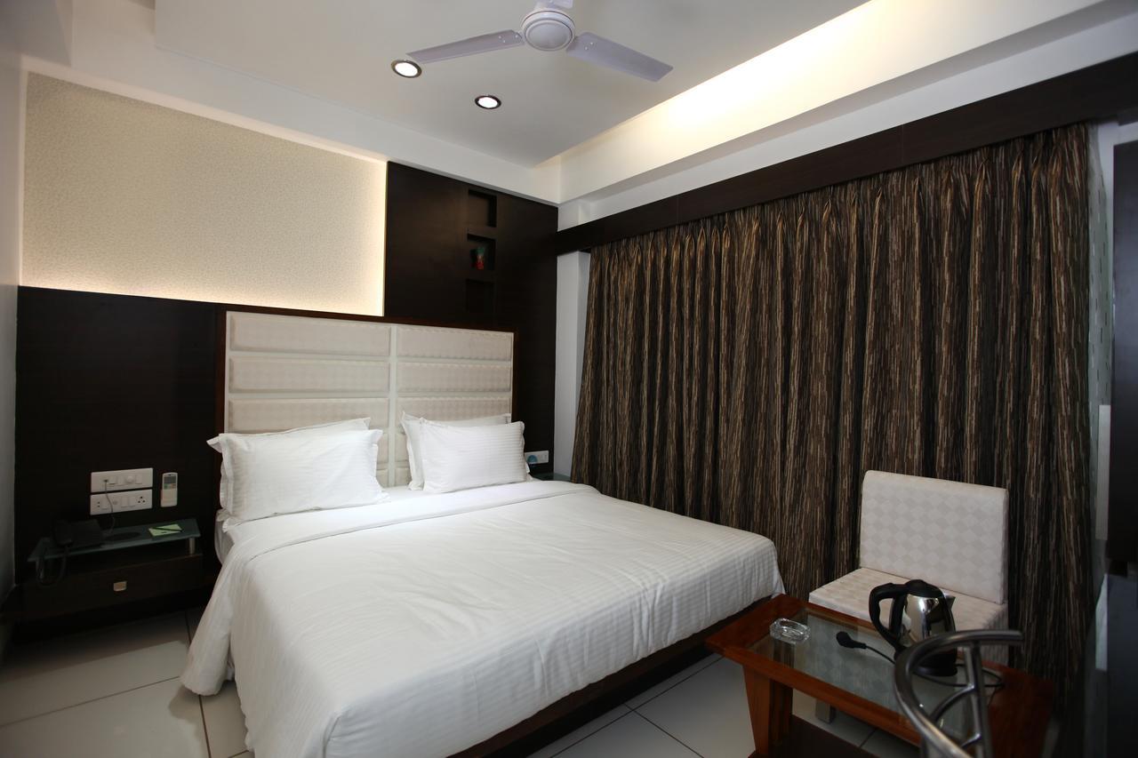 Atithi The Hotel Ahmedabad Buitenkant foto